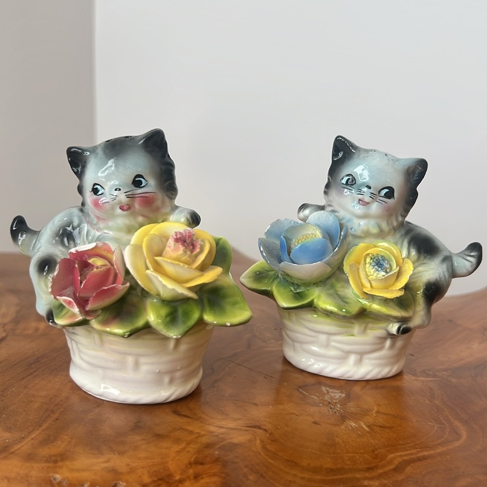 Vtg Kittens Flower Baskets Salt Pepper Shakers